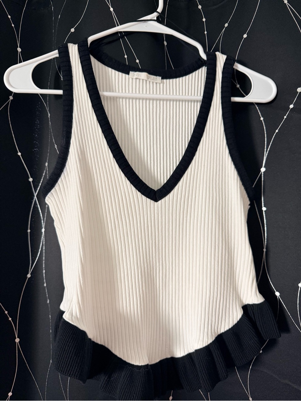 H&M Cream Ribbed V-Neck Tank with Black Trim and Ruffled Hem
